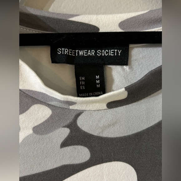 ✨2/$15✨Super Soft Camo Shirt (Med) - Picture 2 of 3